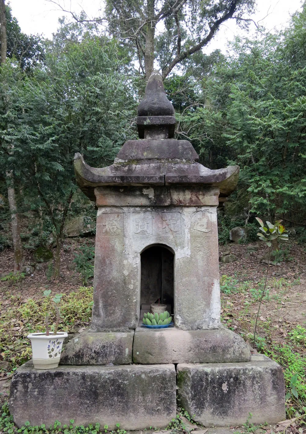 Hình ảnh bia đá cổ Chùa Am Vãi