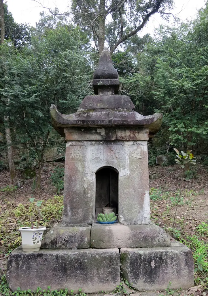 Hình ảnh bia đá cổ Chùa Am Vãi