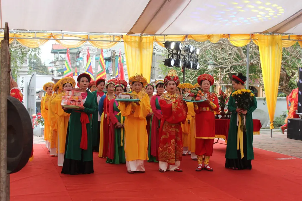 Đội dâng hương nữ tại Hội đình Bình Minh