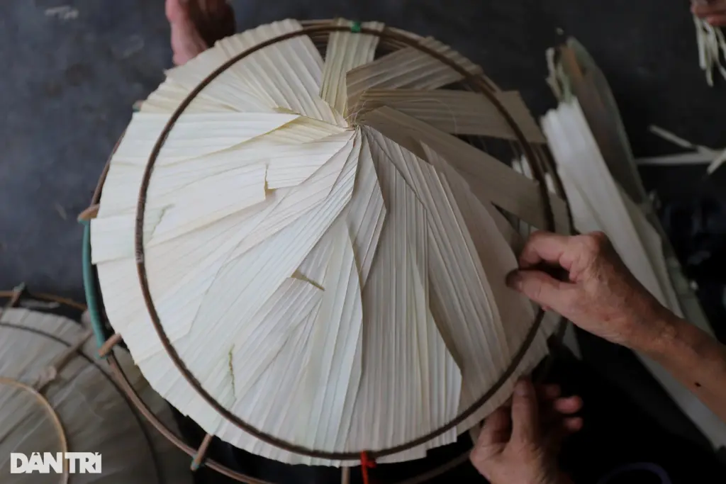 Công đoạn xếp lá lên khung nón