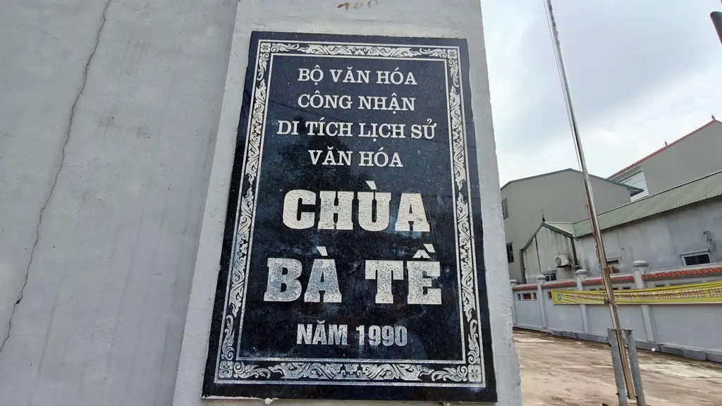 Bảng hiệu di tích chùa Bà Tề