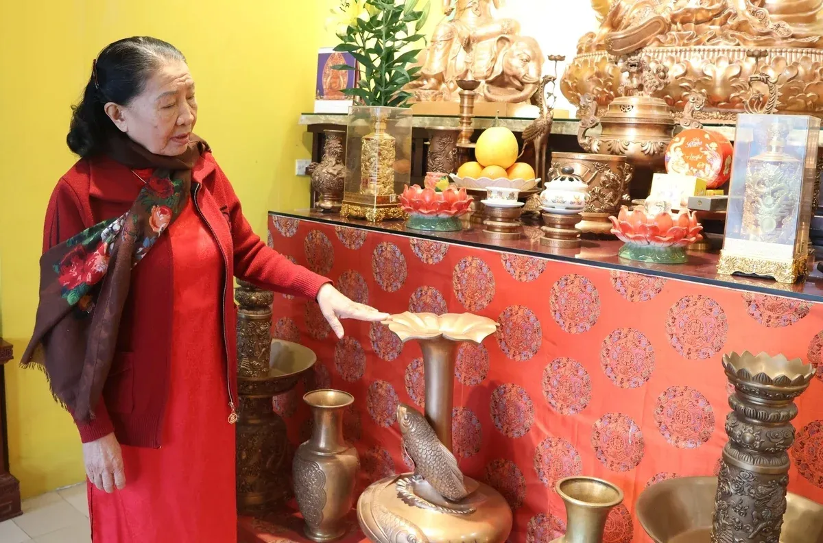 Nghệ nhân Bùi Thị Minh giới thiệu sản phẩm OCOP 4 sao là đôi đèn Tứ Linh và lọ Song Ngư