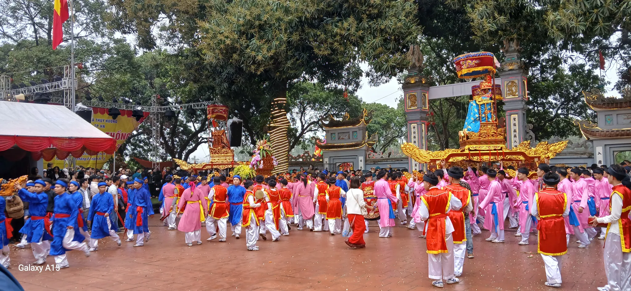 Các Ngài gặp nhau ở sân đình Hương Lang