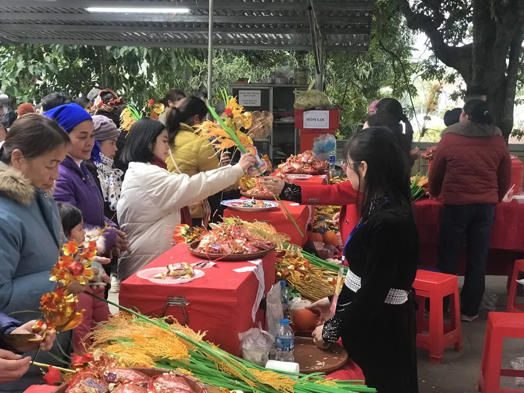 Xin lộc đầu năm tại Lễ hội đền Kỳ Sầm