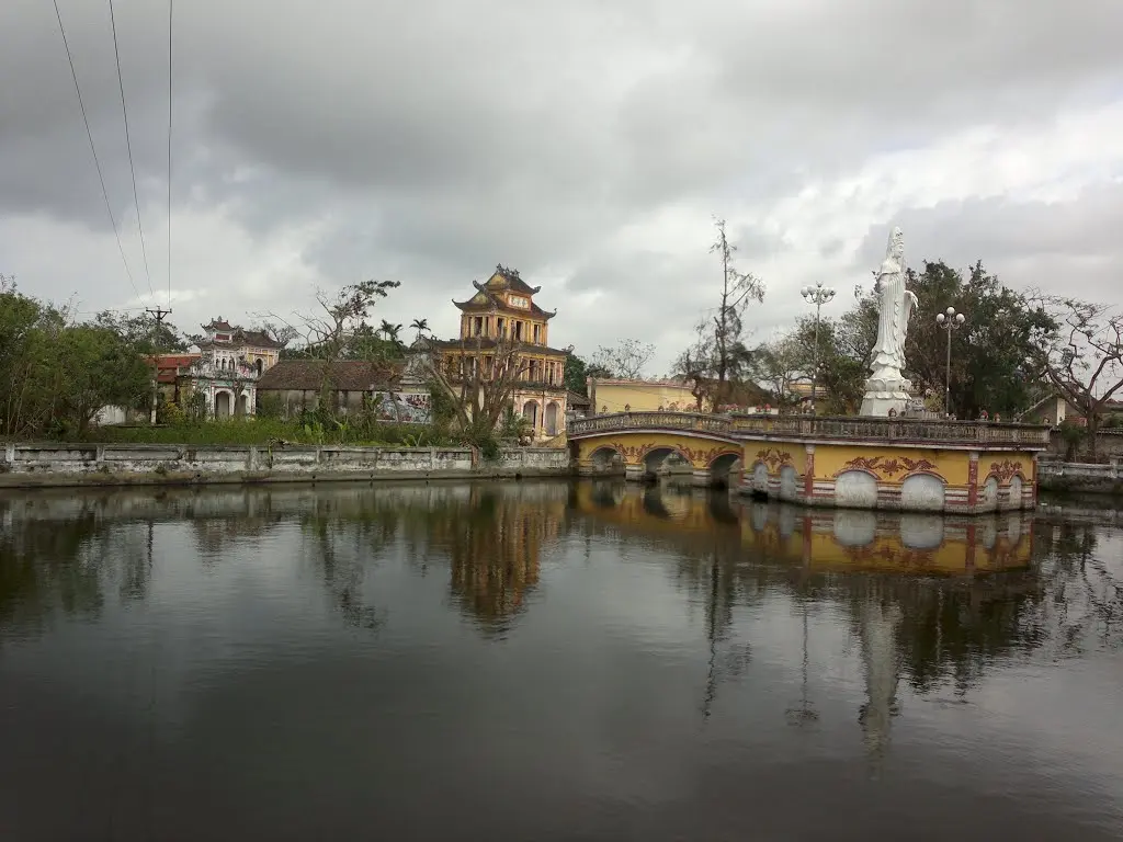 Quang cảnh bên ngoài Chùa Cổ Chất