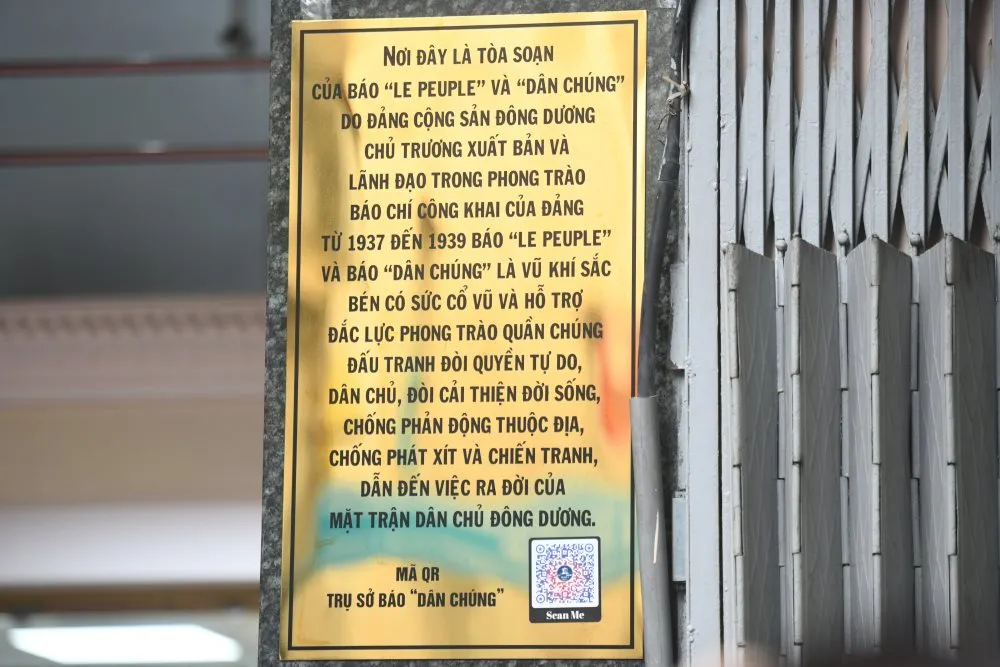 Bảng hiệu di tích lịch sử Trụ Sở Báo Dân Chúng
