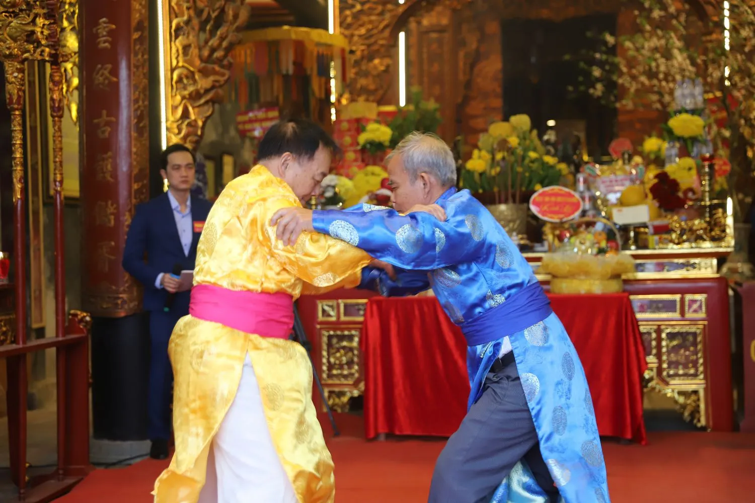 Hai vị lão niên thực hiện nghi lễ vật giao điệp trong đình tại Lễ hội Vật làng Vĩnh Khê
