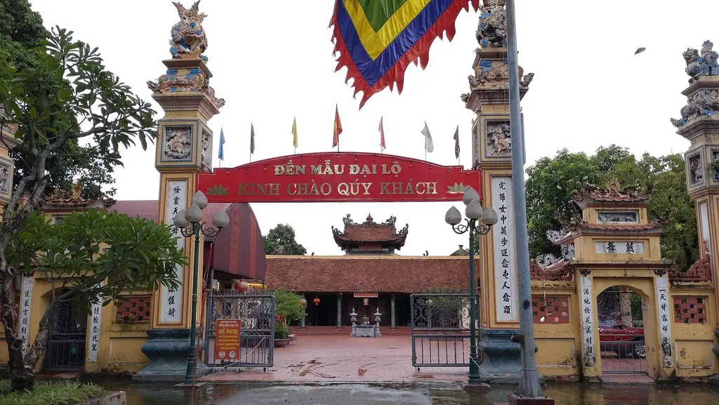 Cổng đền Mẫu Đại Lộ