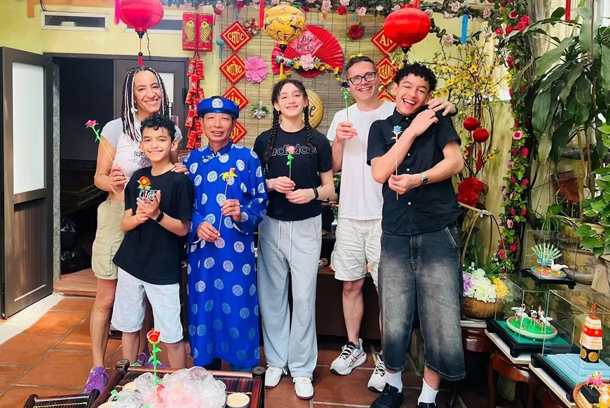 Nghệ nhân Đặng Đình Hờn (thứ ba, từ trái sang) cùng du khách nước ngoài tham gia tour trải nghiệm “Làng tò he”