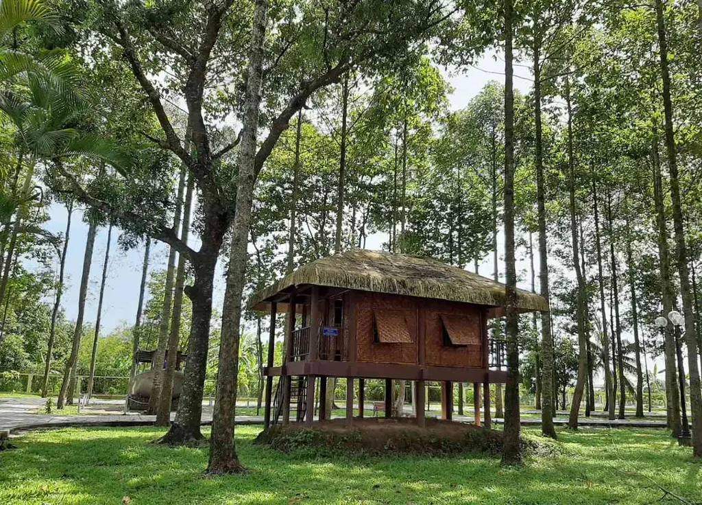 Mô hình nhà sàn ATK trong khu lưu niệm Chủ tịch Tôn Đức Thắng