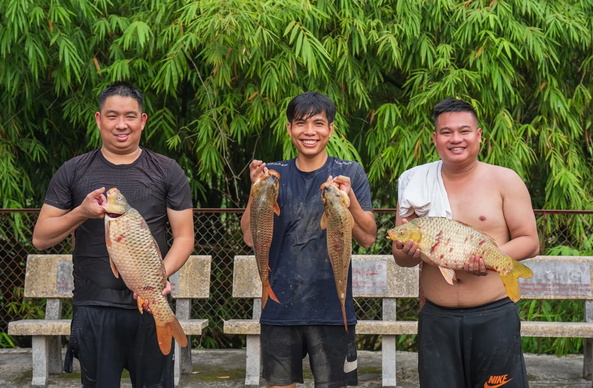3 ngư dân khoe thành quả trong lễ hội Đả Ngư đền Và