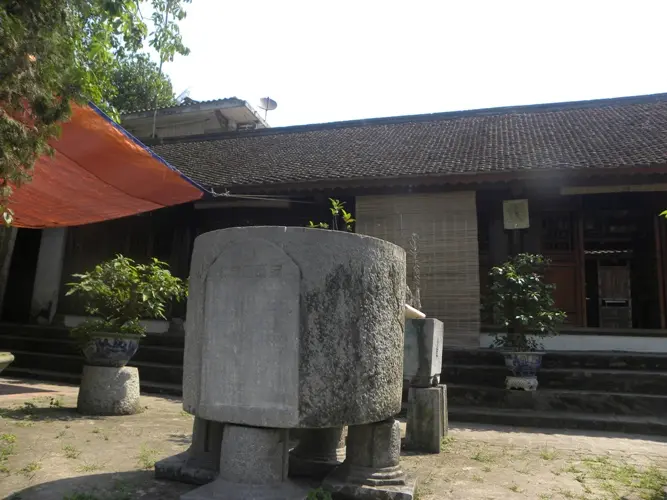 Chiếc thống đá cổ tại Chùa - Tháp đá Cửu Phẩm