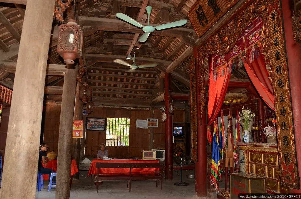 Không gian bên trong Đền Thờ Cao Lỗ