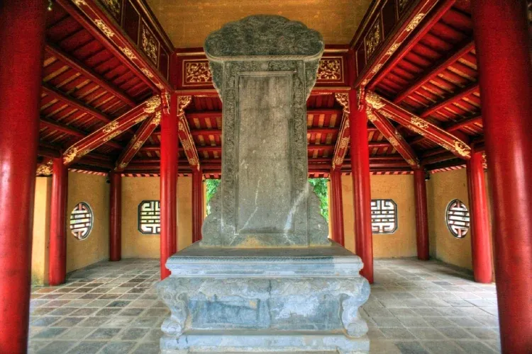 Bia đá tại Lăng Gia Long