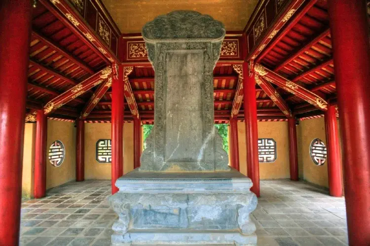 Bia đá tại Lăng Gia Long