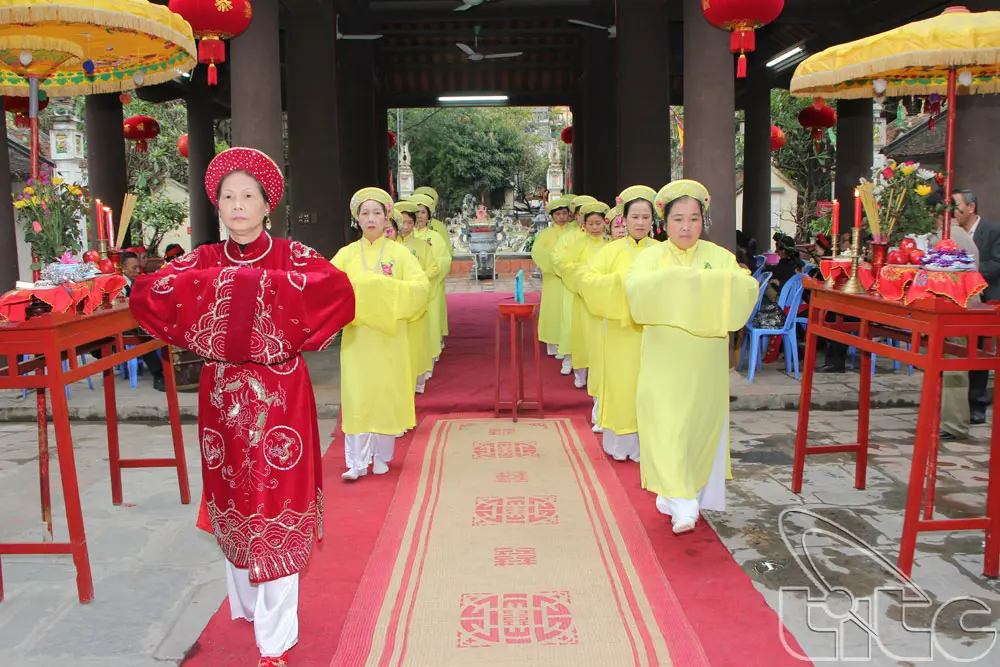Dâng lễ tại Lễ hội đình Giảng Võ