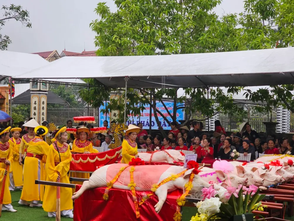 Mâm lễ tế dàn ngang hoành tráng giữa sân đình tại Lễ hội Đình Cả