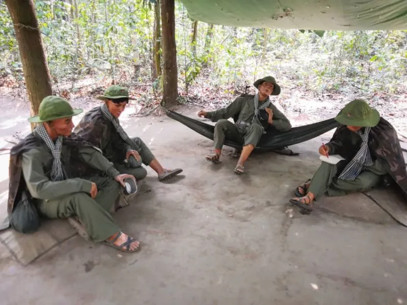 Những bức tượng mô tả hình ảnh bộ đội ta đang trong thời gian nghỉ ngơi sau khi hành quân tại Địa đạo Bến Đình