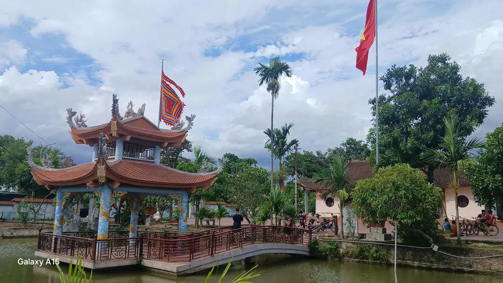 Thủy Đình trong khuôn viên đình Thụy Dương