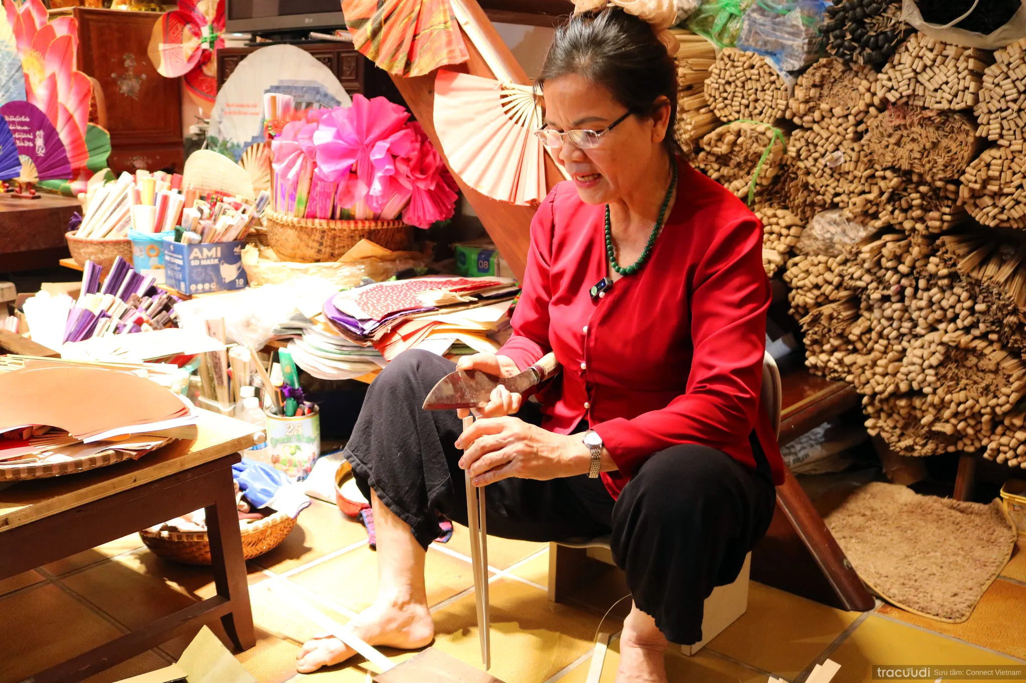 Nghệ nhân Nguyễn Thị Tuấn đang làm công đoạn chẻ nan tre