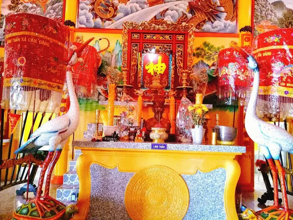 Ban thờ bên trong Đình Cần Đăng
