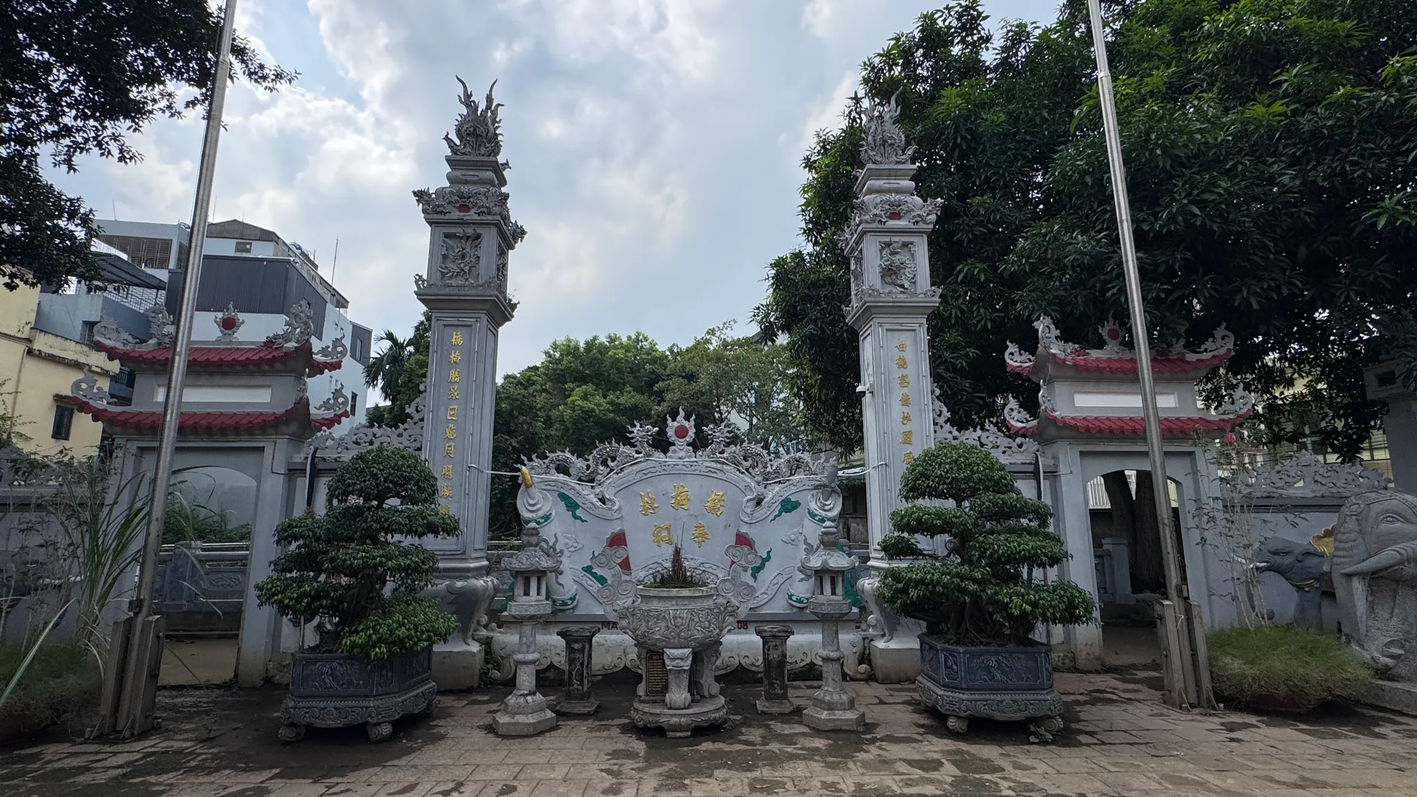 Bức bình phong đình Kiều Mai