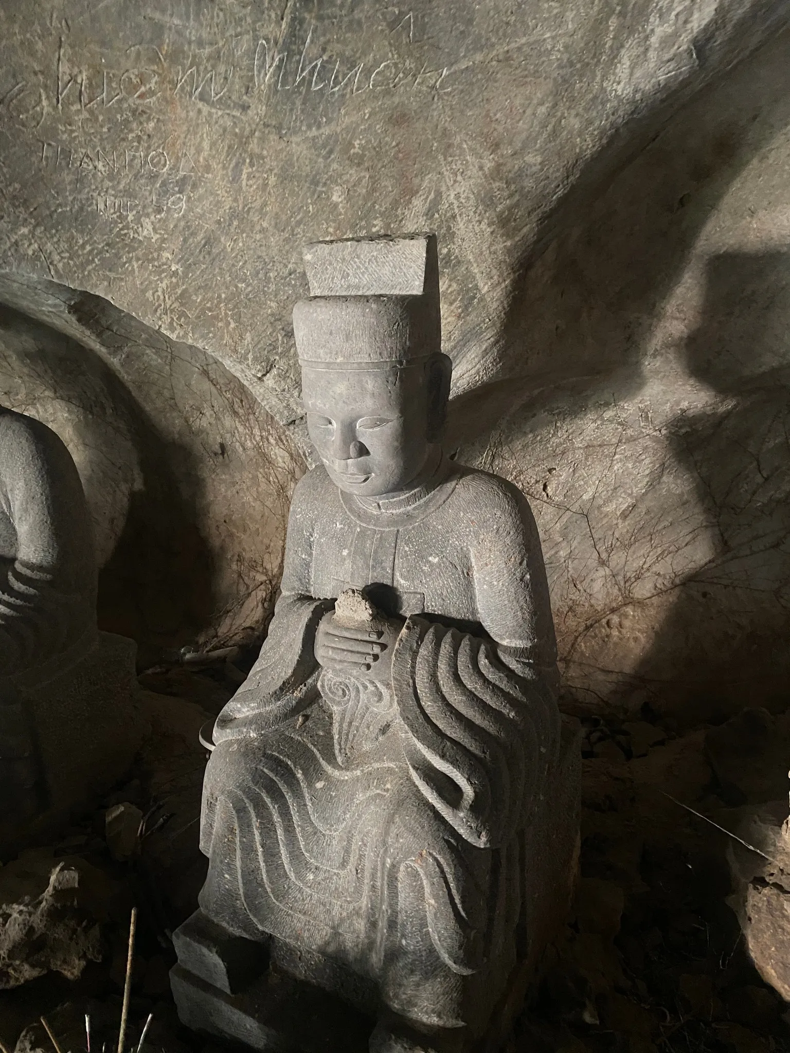 Tượng phật la hán trong Động Long Tiên chùa Trầm