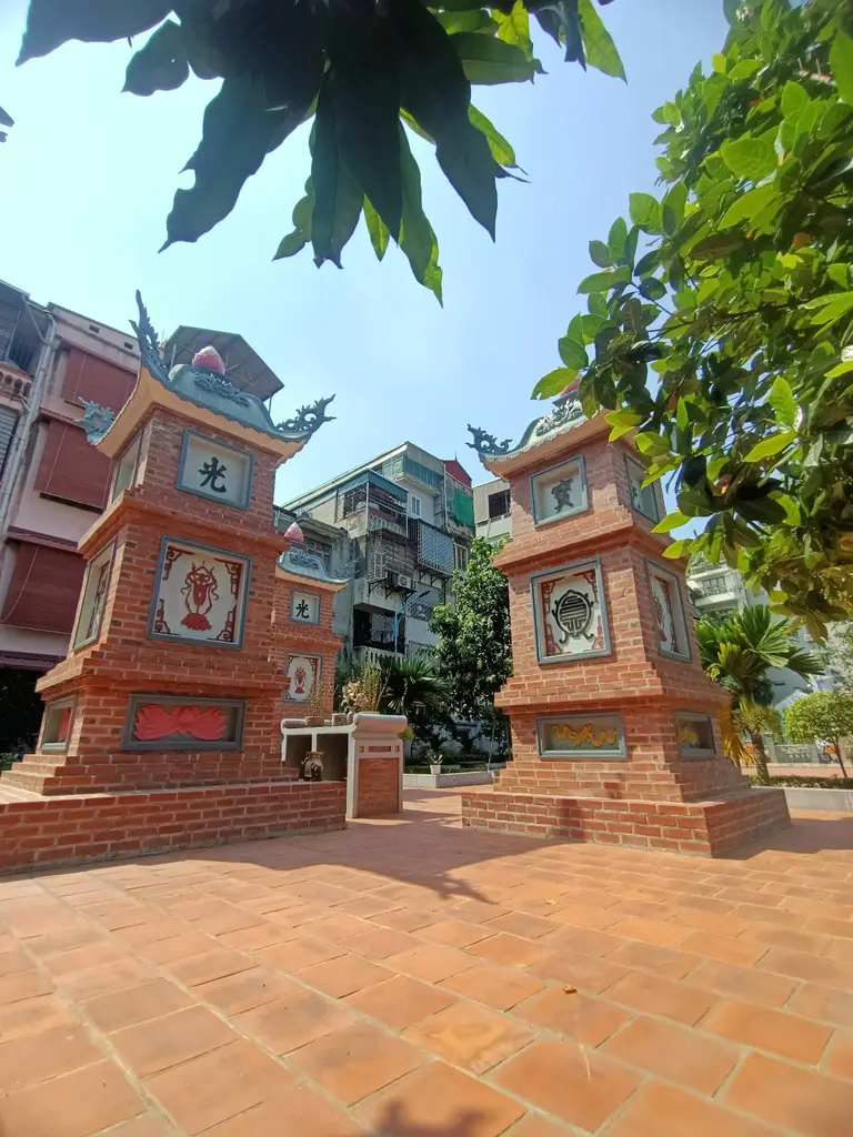 Tháp mộ trong khuôn viên Chùa Thanh Nhàn