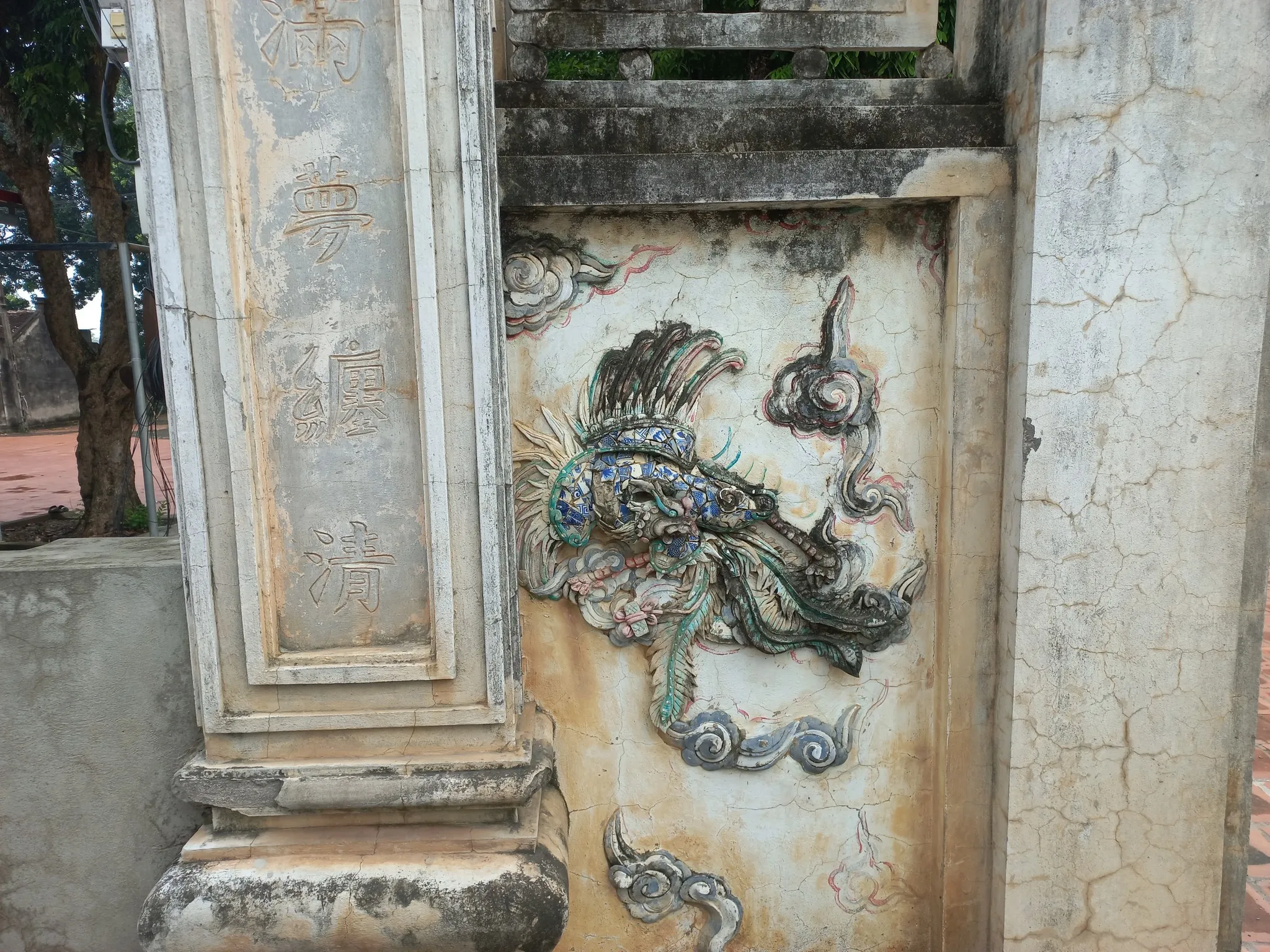 Phù điêu trên cổng tam quan Đình Phương Bản