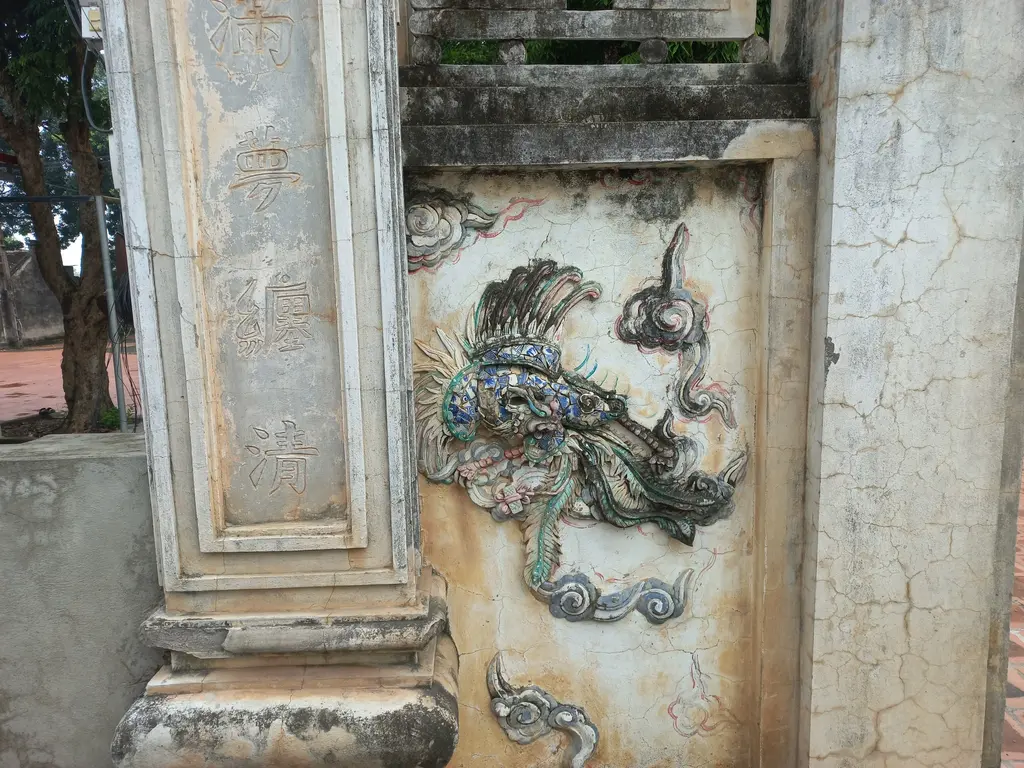 Phù điêu trên cổng tam quan Đình Phương Bản