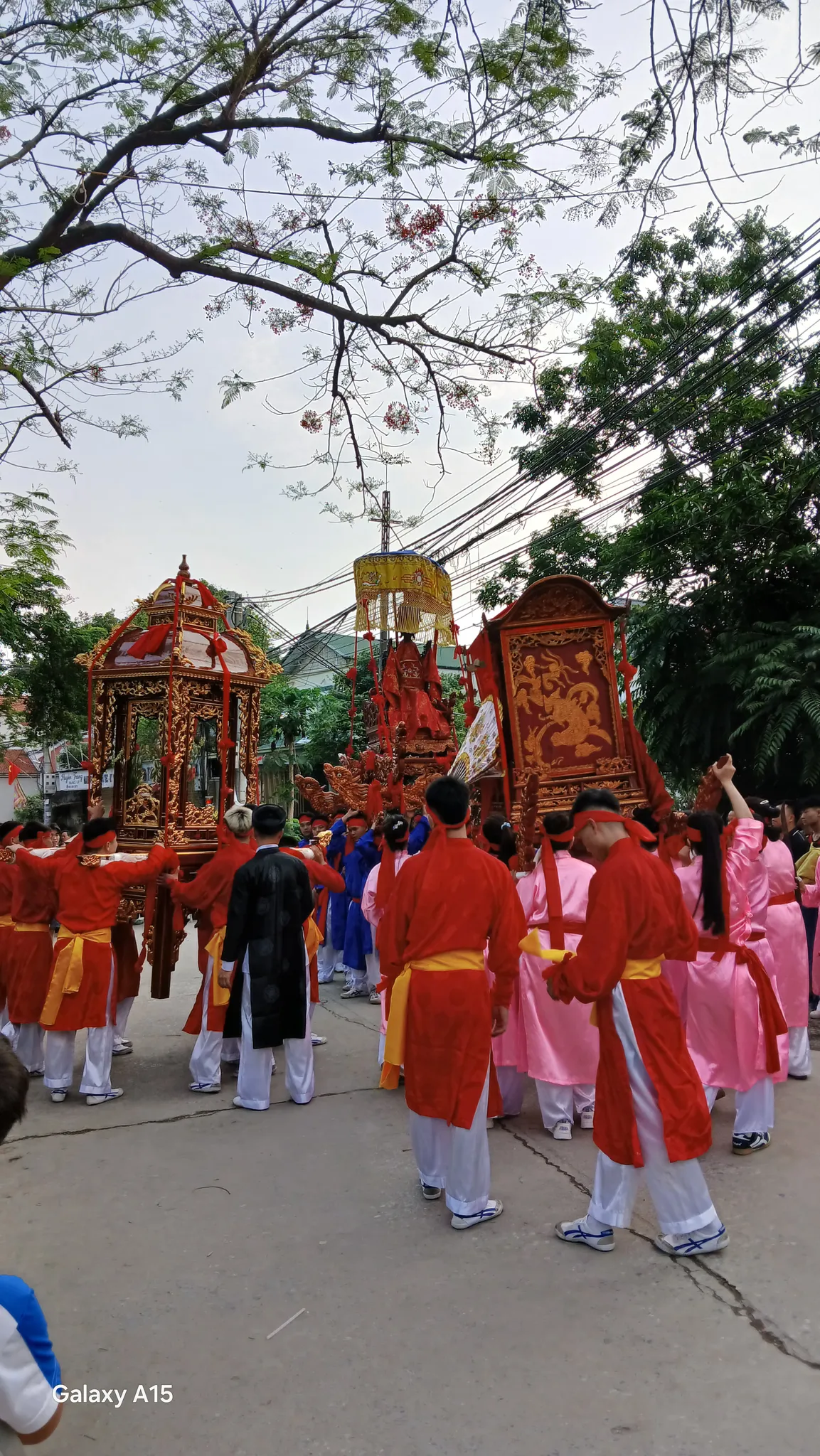 Đoàn rước kiệu Thánh ở hội làng Ứng Hòa