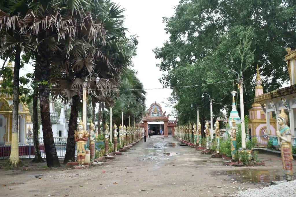 Khuôn viên Chùa Tầm Vu