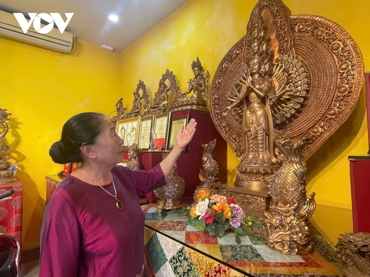 Nghệ nhân Bùi Thị Minh giới thiệu các tác phẩm của mình