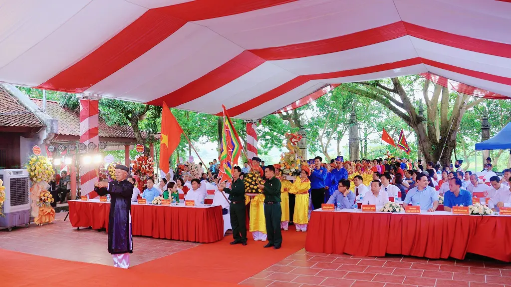 Trình diễn nghi lễ dâng hương của lễ hội đền Lục Giáp