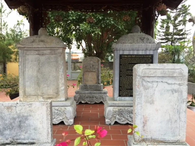 Bia đá tại Chùa Triệu Khánh