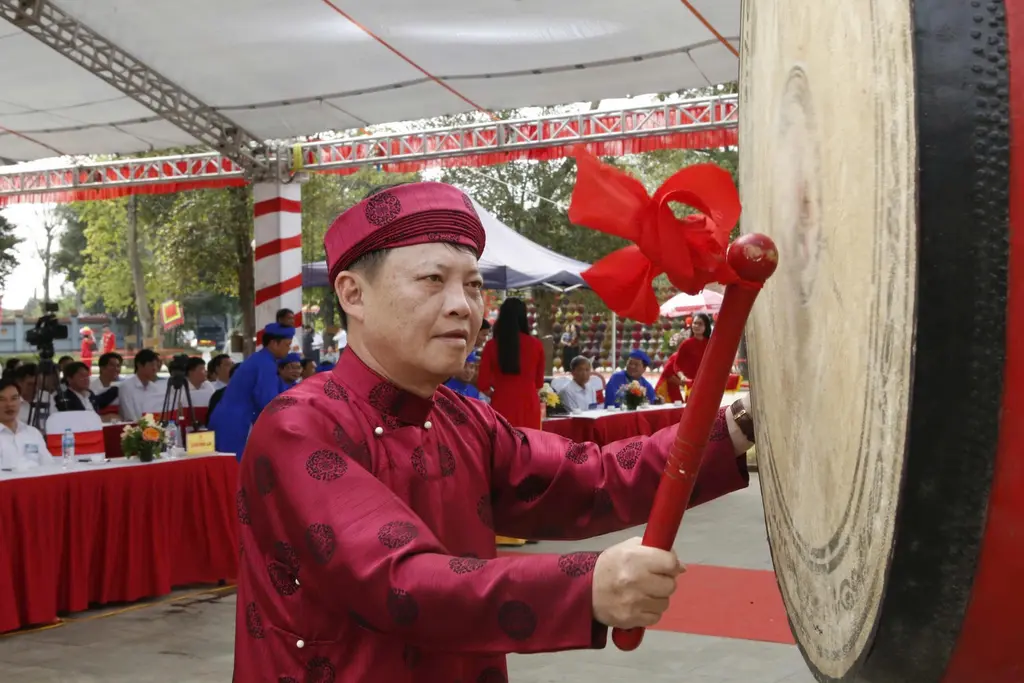 Bí thư đảng ủy xã Tu Vũ đánh trống khai hội