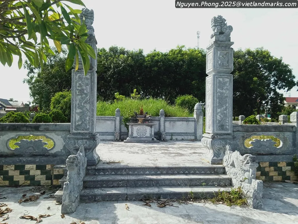 Cột trụ phía trước Đền Thờ Nguyễn Chích