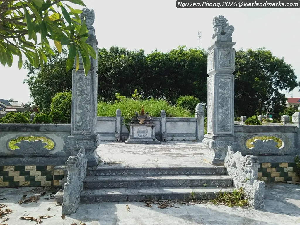 Cột trụ phía trước Đền Thờ Nguyễn Chích