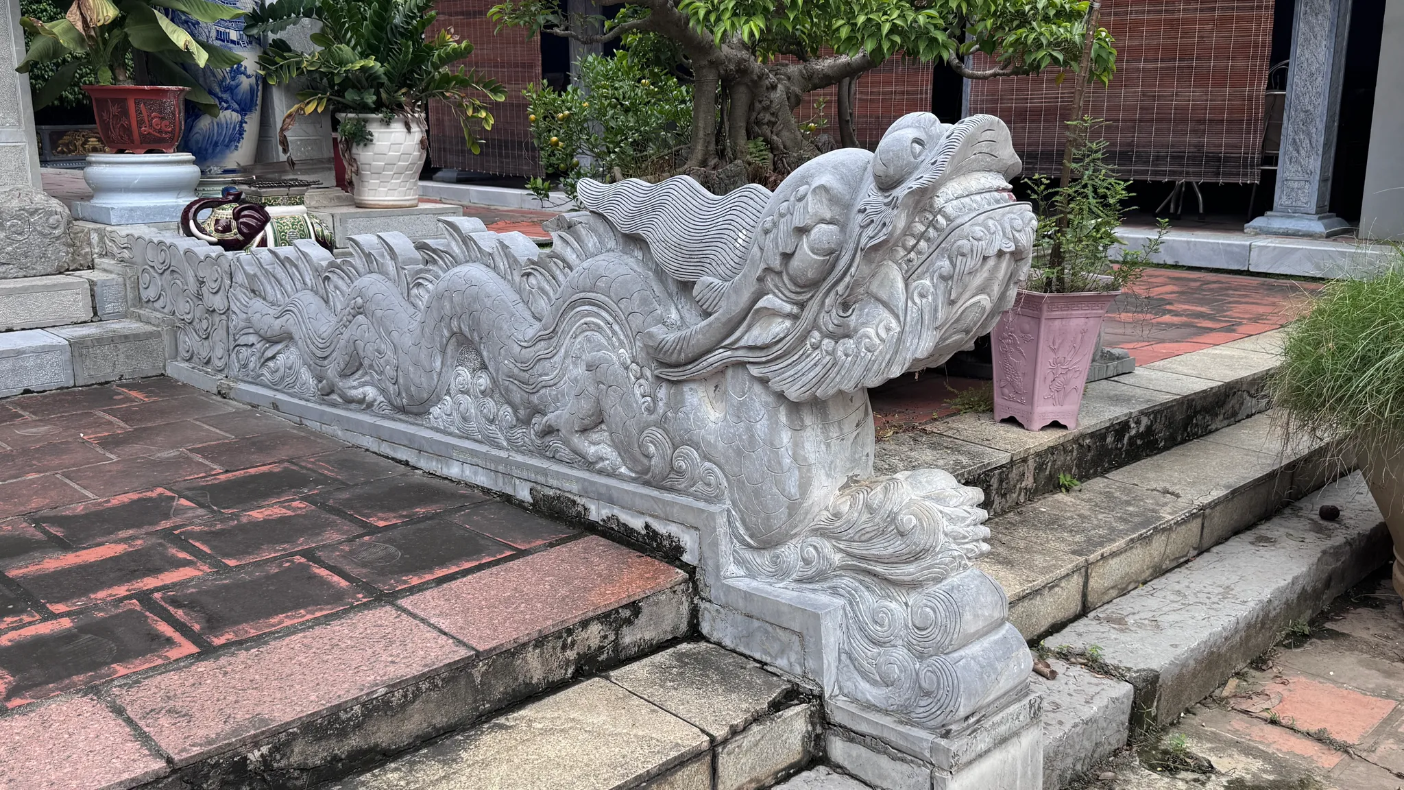 Rồng đá hai bên lối vào phương đình đình Kiều Mai