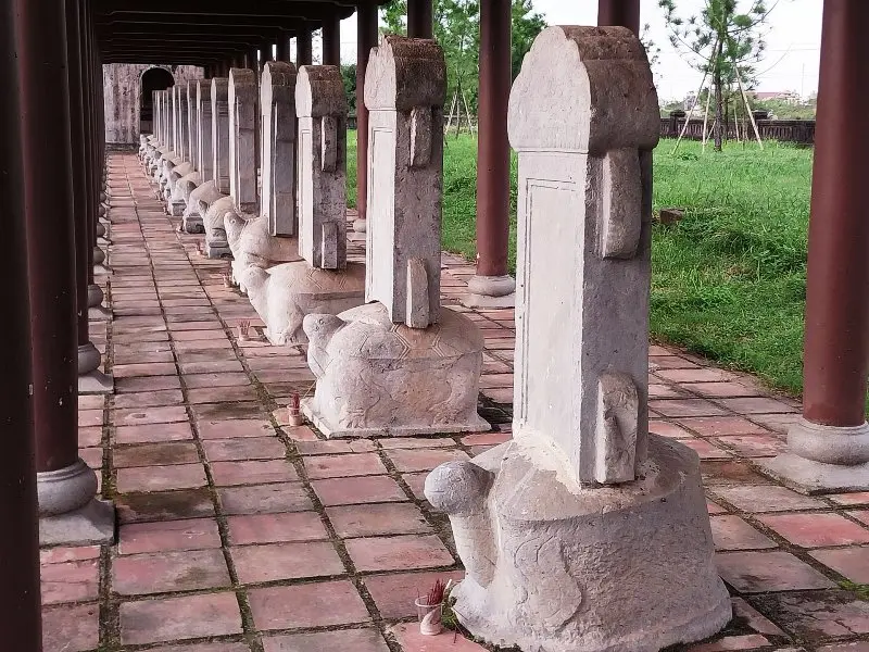 Hàng bia đá trong Quốc Tử Giám Huế
