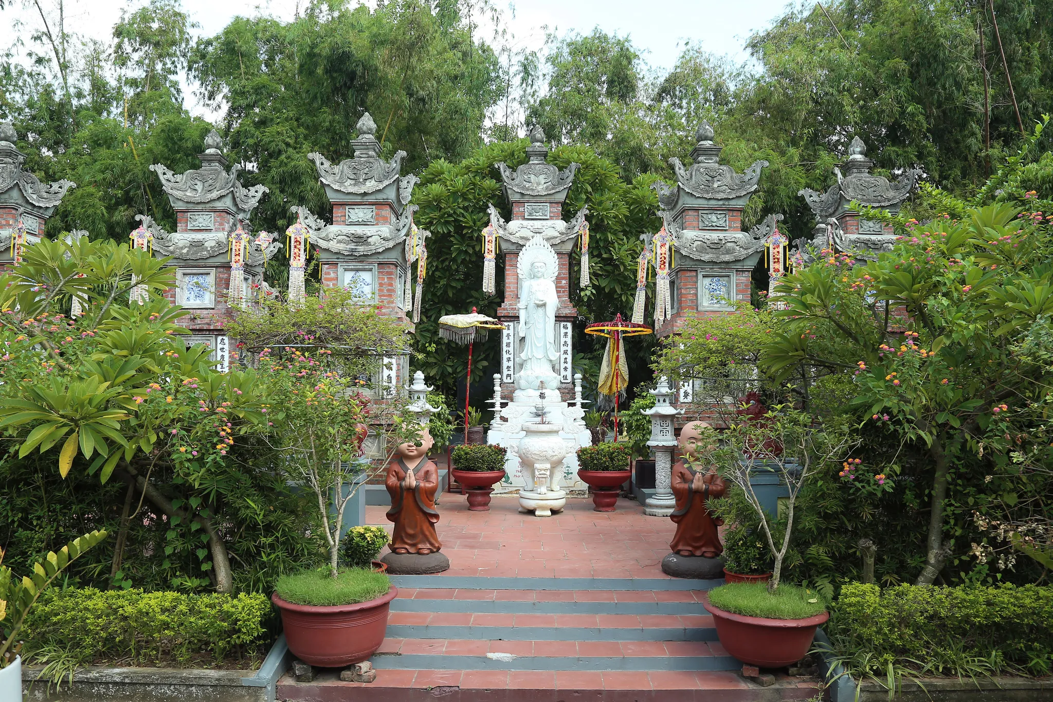 Khu tháp mộ Hành chùa Linh Ứng