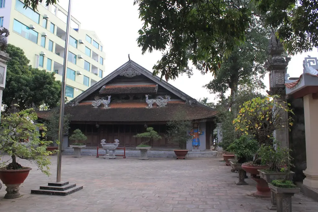 Khuôn viên Đình Yên Phụ