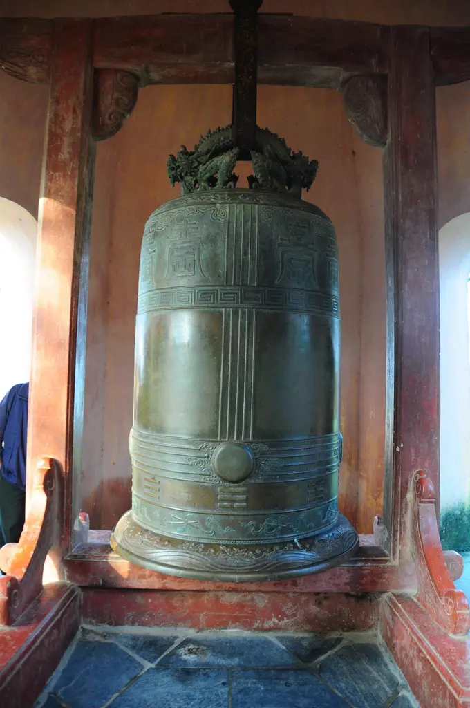 Cận cảnh chuông Chùa Thiên Mụ
