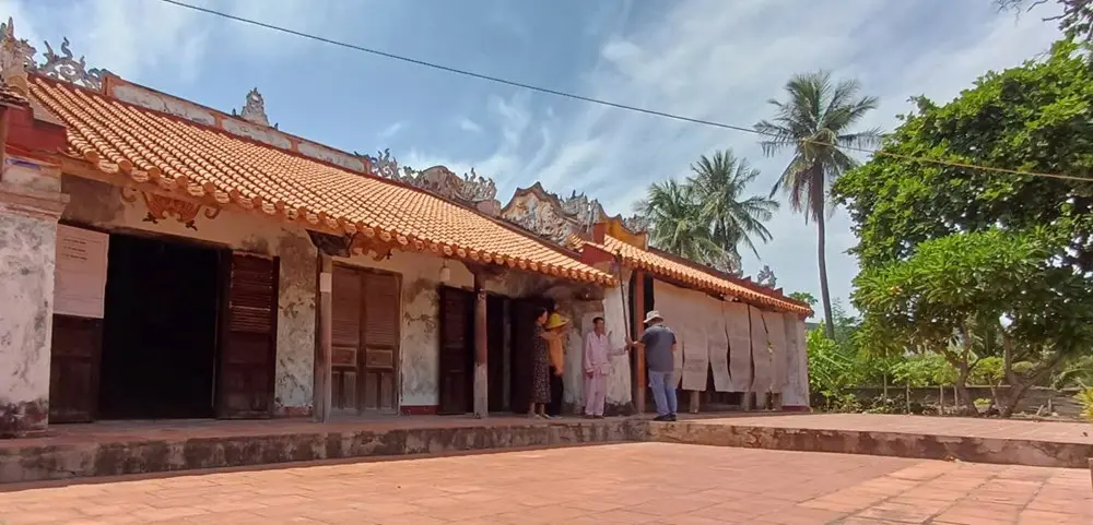 Không gian tại Miếu Xóm Bánh