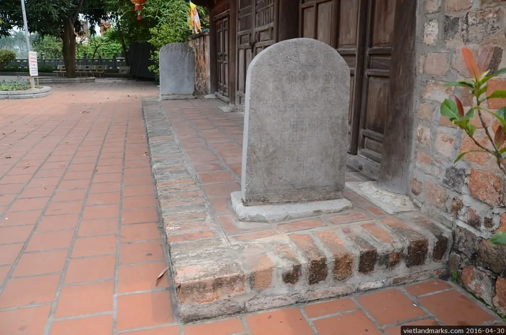 Bia đá tại Chùa Kim Liên