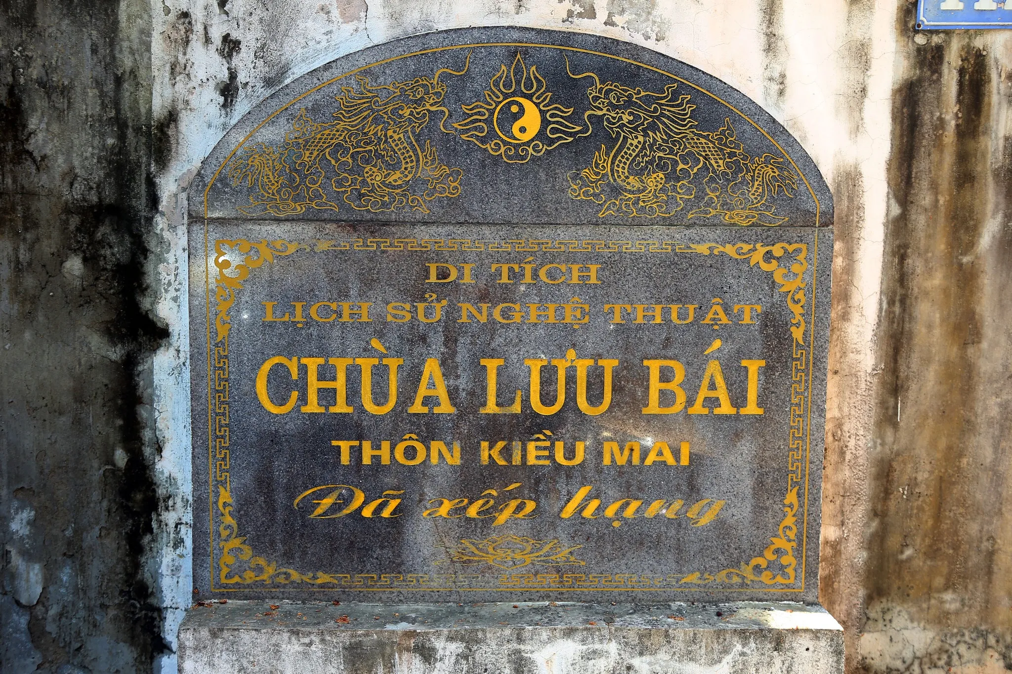 Bia tên di tích Chùa Lưu Bái (Kiều Mai)
