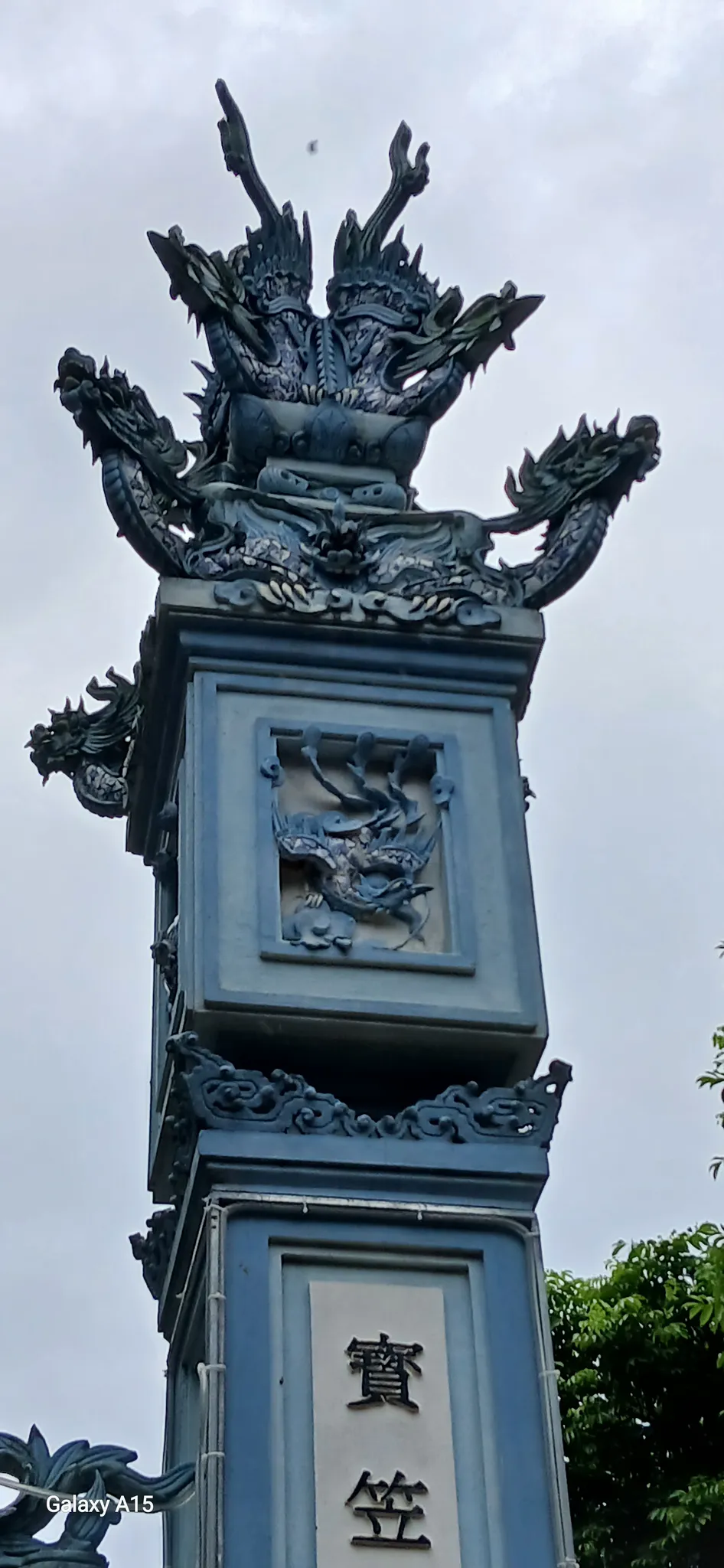 Bên trên cột trụ biểu cổng Quán Vật Đồng Nanh