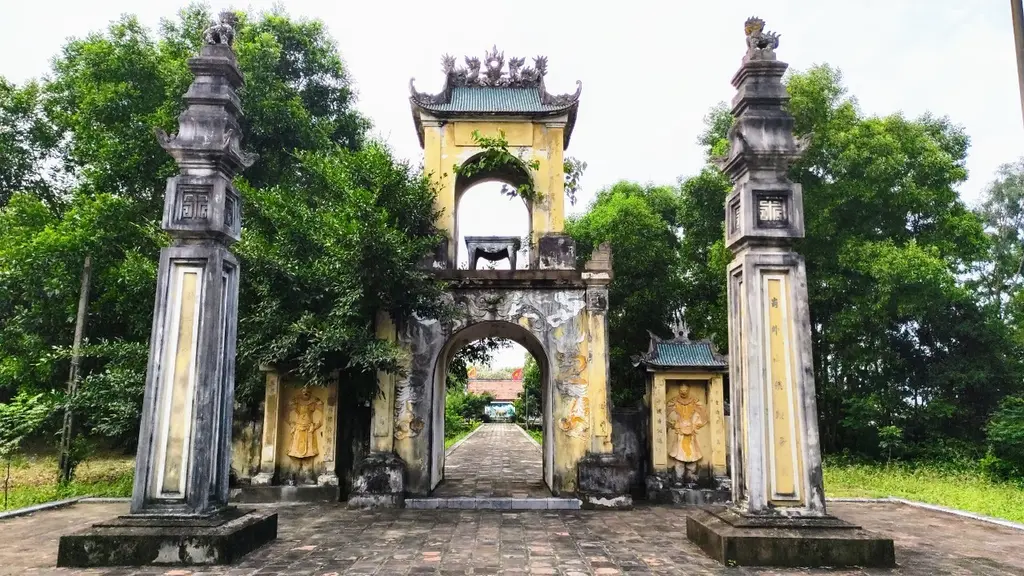 Tam quan cổng Đền thờ Nguyễn Xí