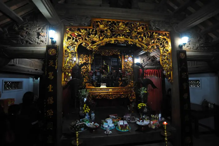 Gian thờ bên trong Đền Mẫu Âu Cơ