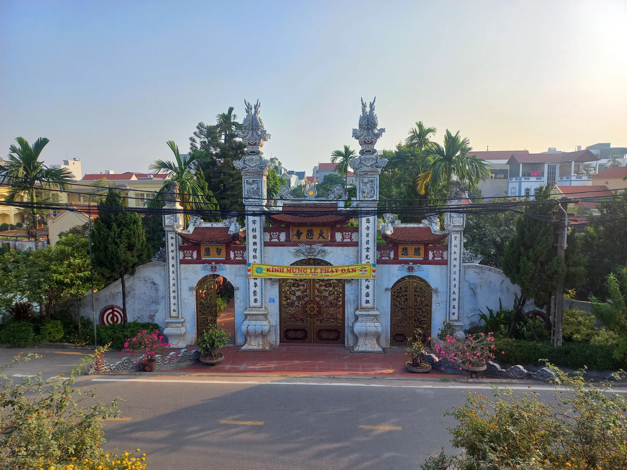 Cổng tam quan chùa Đại Bi (An Khánh) nhìn từ trên đê